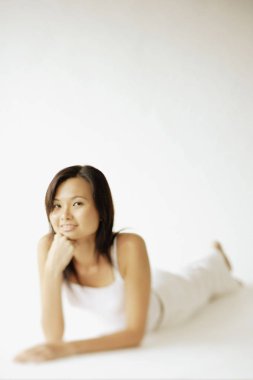 Genç kadın yerde yatıyor.