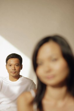 Genç adam kameraya bakıyor.