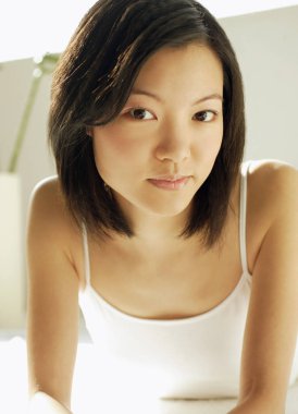 Ön yüzünde yalan kadın