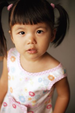 Genç kız, kameraya bakarak