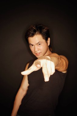 Adam kameraya bakıyor.