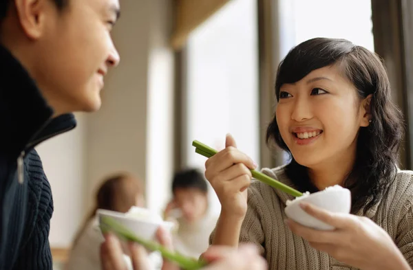 Paar in chinesischem Restaurant — Stockfoto