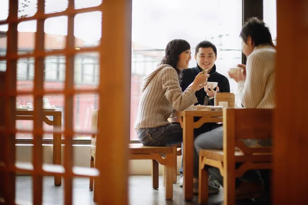 Paare im chinesischen Restaurant — Stockfoto