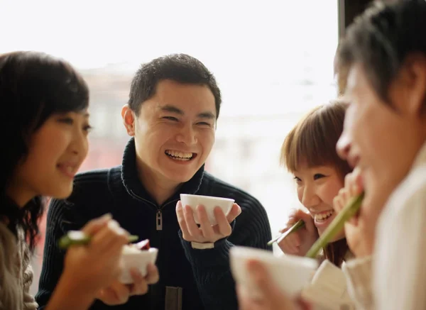 Freunde essen im chinesischen Restaurant — Stockfoto