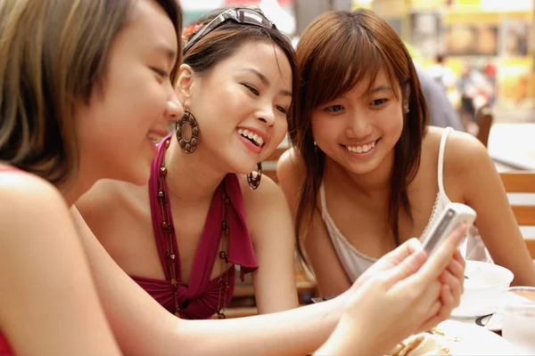 Mulheres olhando para o telefone móvel — Fotografia de Stock