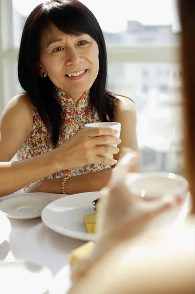 Frau mit Teetasse — Stockfoto