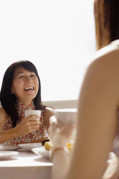 Two women having tea — Stock Photo, Image