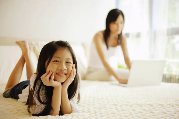 Mutter und Tochter im Schlafzimmer — Stockfoto