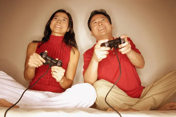 Hombre y mujer sentados en la cama — Foto de Stock