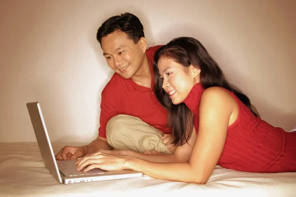 Man en vrouw zittend op bed — Stockfoto