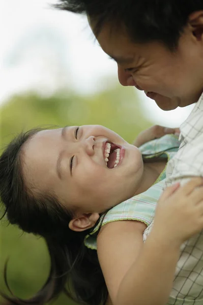 Pai carregando filha jovem — Fotografia de Stock