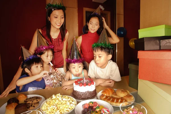 Familia celebrando cumpleaños — Foto de Stock