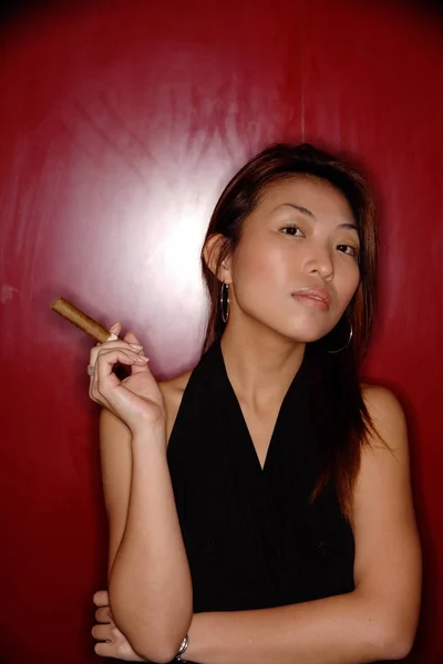 Asiatische Frau mit Zigarre — Stockfoto