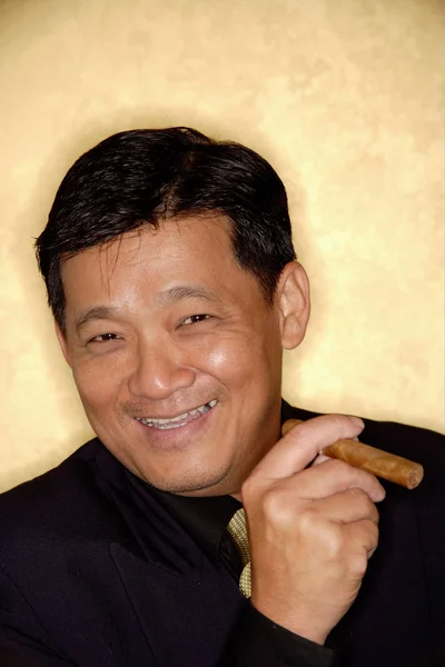 Человек с сигарой улыбается — стоковое фото