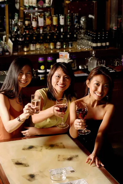 Vrouwen houden wijnglazen — Stockfoto
