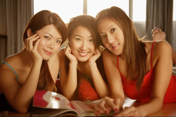 Mujeres jóvenes mirando a la cámara — Foto de Stock