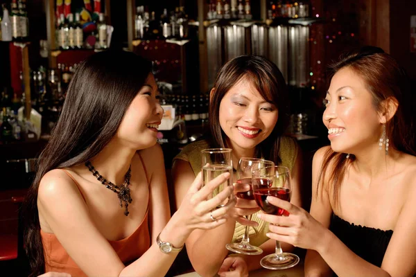 Mujeres sosteniendo vasos de vino — Foto de Stock