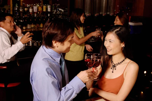 Hombres y mujeres en el bar — Foto de Stock