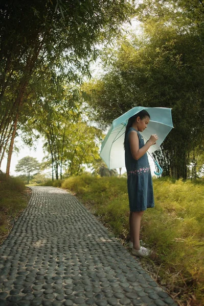 Jovencita sosteniendo un paraguas — Foto de Stock