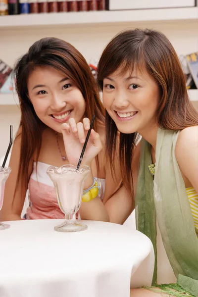 Vrouwen drinken milkshakes — Stockfoto