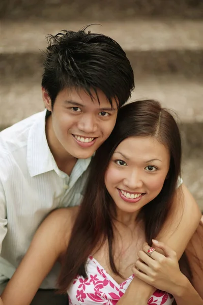 Joven pareja sonriendo —  Fotos de Stock