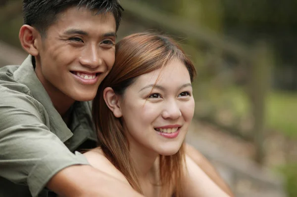 Joven pareja sonriendo —  Fotos de Stock