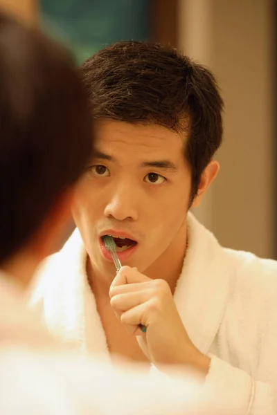 Człowiek myjący zęby. — Zdjęcie stockowe