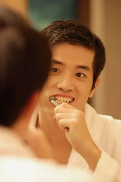 Seorang pria menggosok giginya — Stok Foto