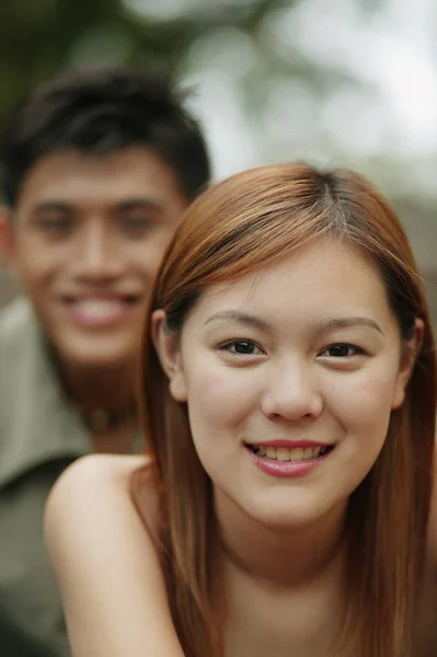 Joven pareja sonriendo —  Fotos de Stock