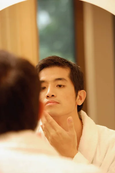 Joven hombre mirando en espejo — Foto de Stock