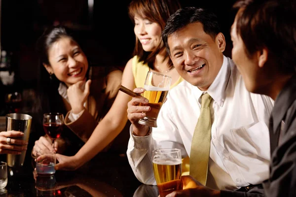 Пара в барі п'є — стокове фото