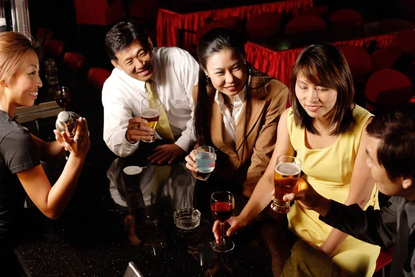 Parejas bebiendo en el bar — Foto de Stock