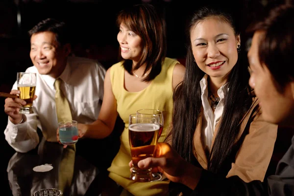 Parejas bebiendo en el bar — Foto de Stock