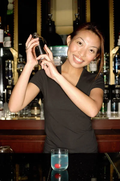Bartender med cocktail mixer — Stockfoto
