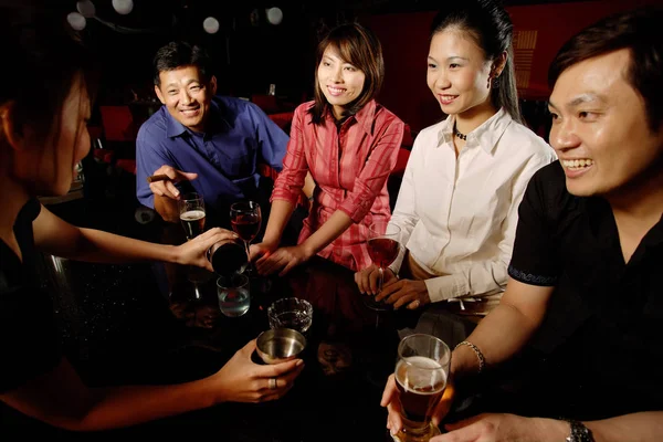 Parejas bebiendo en el bar — Foto de Stock