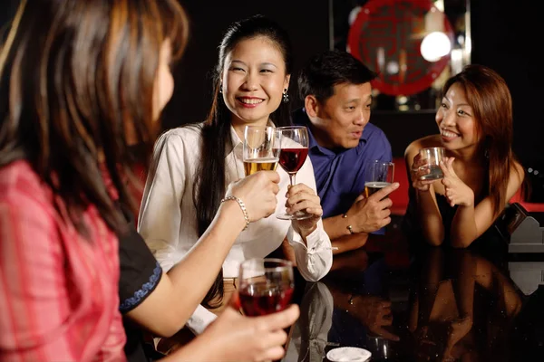 Amigos sosteniendo bebidas — Foto de Stock