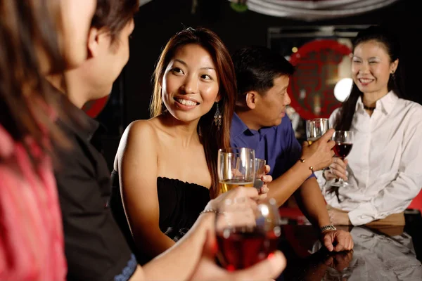 Чоловіки і жінки в барі — стокове фото