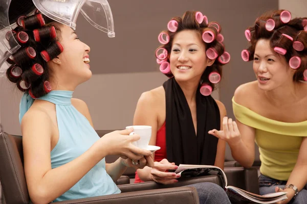 Jonge vrouwen op het salon van de schoonheid — Stockfoto