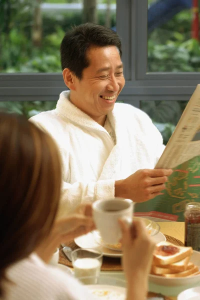 Pareja en la mesa del desayuno — Foto de Stock