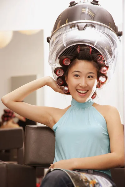 Mladá žena v beauty salonu — Stock fotografie