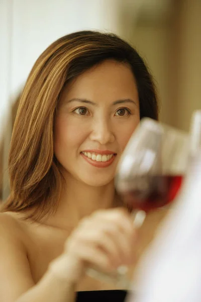Žena zvyšování sklenice na víno — Stock fotografie