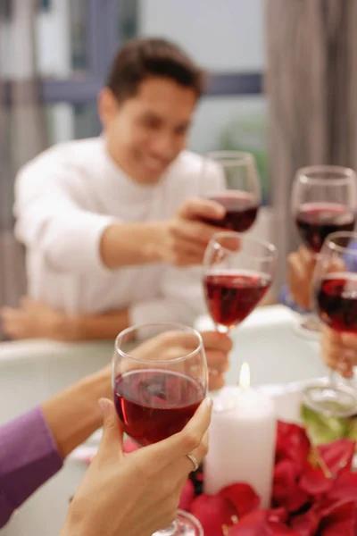 Şarap gözlük ile toasting arkadaşlar — Stok fotoğraf