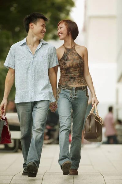 Par som vandrar i gatan — Stockfoto