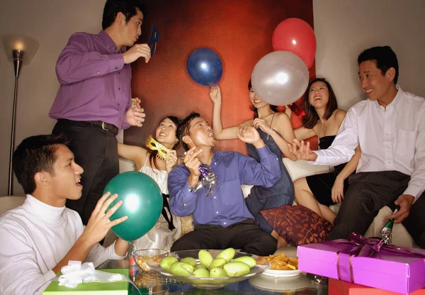 Группа друзей устраивает вечеринку — стоковое фото