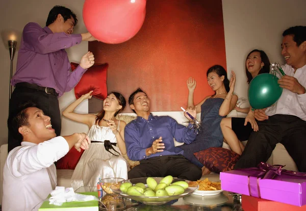 Grupo de amigos teniendo una fiesta — Foto de Stock