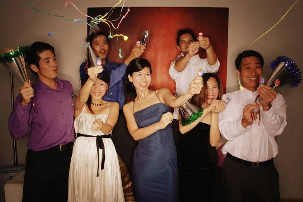 Grupo de amigos haciendo una fiesta en casa — Foto de Stock