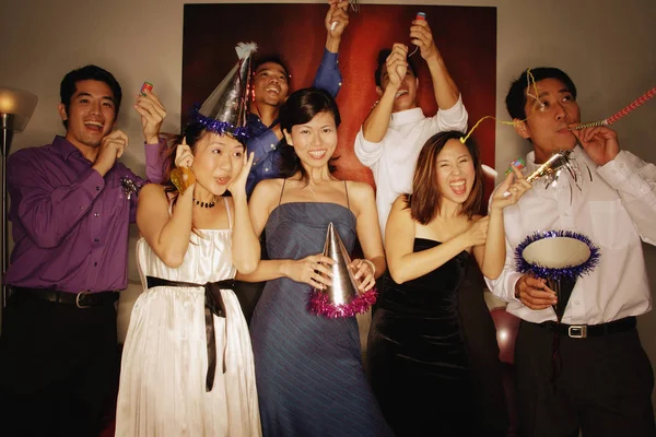 Grupo de amigos teniendo una fiesta — Foto de Stock