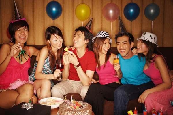 Adultos jóvenes celebrando — Foto de Stock