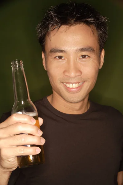 Fiatal ember, aki sörösüveg — Stock Fotó