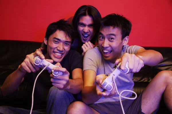 Homens brincando com videogames — Fotografia de Stock